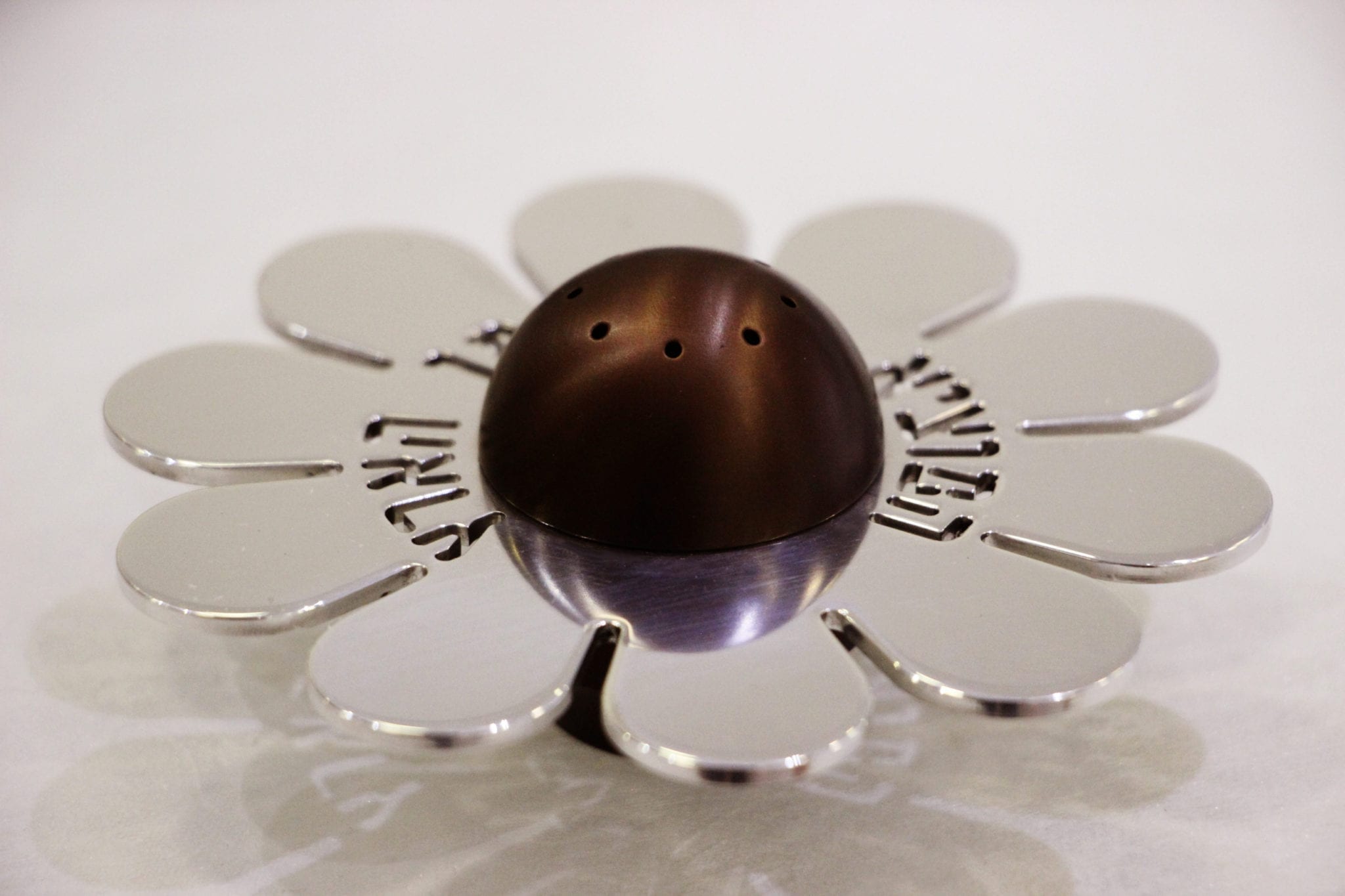 Shiny Salt & Pepper Shaker – Flower Shaped with Blessing