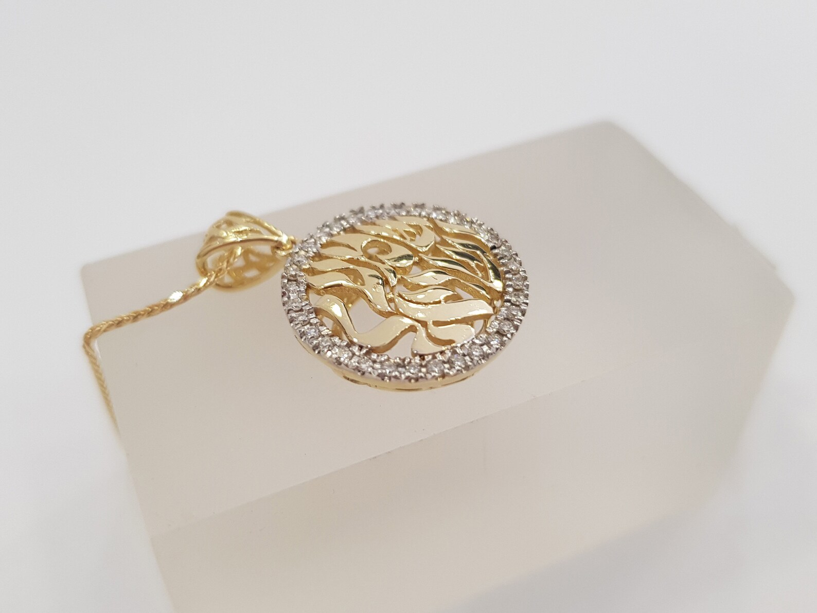 Unique 14k Gold Diamond Shema Yisrael Round Pendant